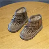 Botas para niños pequeños, zapatos cálidos para niños, botas de nieve de invierno, zapatos para niños, botas cortas de terciopelo de felpa para niños de piel de estudiante de fondo suave