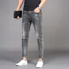 Grossist denim jeans män trendiga varumärke smala fötter avslappnad långa byxor koreansk stil sommar tunn rökgrå penna 211108