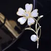 Spilla a forma di conchiglia in stile coreano 2021 Spille da bavero eleganti Spille a petalo in fiore di perle di lusso Spille Accessori per gioielli di marca