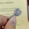 Anelli da donna gioielli di design con diamanti di lusso squisito anello rotondo imitazione moissanite placcato argento progettato per l'impegno Anniv5065208