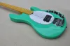 4-saitige E-Bassgitarre mit grünem Korpus, weißem Schlagbrett, Ahorngriffbrett und aktiven Tonabnehmern, maßgeschneidertes Angebot