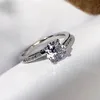 結婚指輪Huitan繊細なリングの女性の高品質シルバーメッキブリリアントクリスタルキュービックジルコニアファッション契約デザインジュエリー