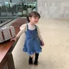niños coreanos vestidos de mezclilla