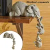 Figurines de résine peintes à la main d'éléphant 3pcs mère et deux bébés suspendus au bord de la table étagère Stock 210727