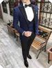 Högkvalitativ en knapp Navy Blue Groom Tuxedos Peak Lapel Bröllop / Prom / Middag Groomsmen män passar blazer (jacka + byxor + väst + slips) W1360