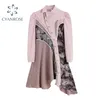ピンクのトリミングスプライスされたファッションドレス女性春の長袖作物のドレスの不規則な襟のボタンホムふわふわフロックの女性210515