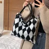 Kvällspåsar mode linggge plysch tote kvinnor axel väska designer faux päls handväskor vinter lambool crossbody för 2022 shoppare