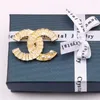 23SS 20 Style Lüks Marka Tasarımcı Çift harfli Pimler Broşlar Kadın Altın Gümüş İnci Rhinestone Cape Broş Takım Pin Düğün Partisi Jewerlry Accessorie
