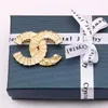 23ss 20style Marque De Luxe Designer Double Lettres Broches Broches Femmes Or Argent Perle Strass Cape Broche Costume Broche De Noce Jewerlry Accessoire