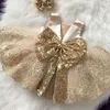 Guld-sequined bow spädbarn döda klänningar tutu 1 år baby flicka födelsedag klänningar spädbarn dop klänning q0716