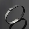 Designer de luxe européen et américain Bangle France Marque Designers Titane acier Black Bangles lettre d'explosion 3 Couleurs diamant amour bracelet Prix de gros