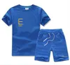2021 Letnie Zestawy odzieży chłopcy Tshirt Złote Litery Designer Ubrania dla dzieci sportowe sport
