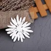 Handbemalte Daisy-Damenbrosche von kleiner europäischer und amerikanischer Designermarke