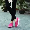 2021 남자 여자 운동 러닝 신발 고품질 통기성 메쉬 트리플 블랙 네이비 블루 핑크 야외 증가 주자 운동화 크기 35-42 WY34-1608