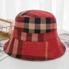 21SS Travel Sunshade Bucket Hat szerokie czapki Brim Hats Fashion Classic Grid Stripe Printer Designer Women Nylon Autumn Spring Fisherman Sun Caps Shop Stat