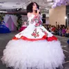 Unikalne Dwuczęściowe Księżniczka Quinceanera Sukienki Biała Z Niebieskim Red Off Ramię Z Długim Rękawem Zroszony Haft Masquerade Prom Dress Suknia Balowa Słodki 16 Party Nosić