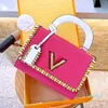 Designer-Damen-Umhängetaschen mit Buchstaben-Haspel, kontrastfarbene Handtaschen, stilvolle Taschen mit gedrehter Kette, 9 Farben, Taschen mit plissiertem Griff