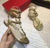 2022 Sandals Brands Moda Mulheres rebite chinelas planas sandálias Girls Flip Flip Sapatos de verão Sapatos de praia Cool Sapatos de geléia 34-439889301