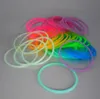 Jelly Glow Lot 100pcs Erkek Kadınlar Kauçuk Bileklik Bilek Bantları Unisex Bangles Siyah Beyaz Kırmızı Sil Qylxtr DH20102792