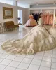 2022 Vestidos de quinceañera de champán de lujo sexy Lentejuelas Apliques de encaje Granos de cristal Capa con gradas Tren Puffy Vestido de fiesta Fiesta de baile Vestidos de noche Mangas largas