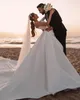 2021 Bedövning Elfenben sjöjungfru bröllopsklänningar Brudklänningar Arabiska Dubai Backless Overskirts Långärmad Avtagbar Tågformativ Sexig One Shoulder Silver Sequins