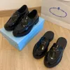 Designer Sapatos femininos Monolith Rubber plataforma tênis preto chinelo de couro brilhante robusto tênis redondo tênis pontiagudo de grossa treinadores de fundo grosso