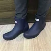 Krótkie buty Chelsea Gumowe buty Czarne Matowe British Boots Women 211027