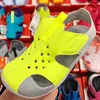 2021 여름 어린이 Baotou Hole Sandals 소년과 소녀를위한 부드러운 발바닥이없는 비 슬립 비치 어린이