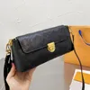 Kvällspåsar kvällspåsar kvinnor axelväska crossbody väskor handväska pursar kohud läder präglad brev triangel lås borttagbar lång remmen vanlig lad dam