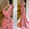 2021 Sexiga Blush Pink Aftonklänningar Använd en axelskede Mermaid Crystal Pearls Women Special Occasion Prom-kappor Arabiska Mellanöstern Plus Storlek