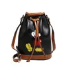 2021 Nieuwe tas vrouw schouder hhgood herfst en winter mode onderarm tas water bucket-bag stripfiguur personages print size21 27 14C274U