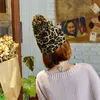 Beanie/Skull Caps Autunno e inverno Caldo Personalità della moda Stampa leopardata Grande gomitolo lavorato a maglia Cappello con maniche in lana