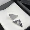トライアングルパターンイヤースタッドレタープリントチャームシックデザインシルバーメッキイヤリング光沢のあるダイヤモンドインレイスタッド
