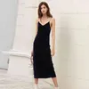 Twotwinstyle vluor сплошное платье для слинга для женщин v вырека без рукавов высокая талия бездомный тонкий сексуальные платья женская мода 210517