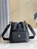 حقيبة دلو Lockme Arizona Beige Crossbody Leather Condring Fudicury Designer Facs Prositiely Toes M57689 Handbags