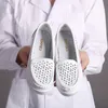 女性白看護靴快適なスリップオン加硫靴通気性女性ウォーキングシューズナース作業ウェッジレザーローファー 210322