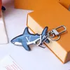 Cartoon Keychains Luxury Designer Fashion Keychain Sliver Keys Buckle äkta läder Blue Shark Pendant Letter Mens Womens väskor O229Y