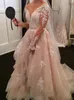 2022 A Line Pizzo Abiti da sposa arabi Abiti da sposa Scollo a V Maniche lunghe Tiers Sexy Taglie forti Abito da sposa con volant Cristalli Sash Sweep Train Nude Champagne Vestidos