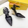 Marrone F Cinturino alla caviglia scolpito con tacco alto Slingback Scarpe eleganti Tacchi alti metallizzati punta aperta Sandali con suola in pelle di vitello per le donne scarpe firmate di lusso