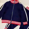 아동 의류 세트 소년 소녀 Tracksuits 정장 편지 인쇄 2pcs 디자이너 자켓 바지 정장 Chidlren 캐주얼 스포츠 의류 90-130 2 스타일 Teen Tracksuit