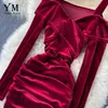 カジュアルドレスYuoomuoo Luxury Off Slold Slim Bodycon Ruched Dress Vintage Velvet Mini Party Pleuche Sundress Red Black Autumn