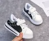 Första vandrare pojkar tjejer mode sneakers baby / toddler / små barn läder tränare barn skola sport skor mjuka casual skor storlek 21-30