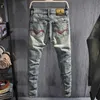 Ly Designer Fashion Men Jeans Alta calidad Retro Amarillo Azul Slim Fit Ripped para Streetwear Hip Hop Pantalones de mezclilla A7BX