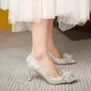 Chaussures de mariage femmes cristal bout pointu à talons hauts mariée argent robe de mariée paillettes célèbres centaines