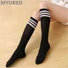 Myored Candy Colored Stripes Bomull Sexig Kvinnor Lång Socks Style Party Street Dancing Knee Sock Y1119