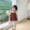 Lente baby meisje 2-pcs sets beige lange mouwen T-shirt + slinger ruches plaid jurk kinderkleding E6035 210610