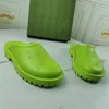 Designer sandaler perforerade tofflor plattform glida ihåliga mönster tofflor tjocka botten glider transparent material sandal gummi lägenheter tofflor