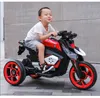 Bambini che guidano una motocicletta elettrica ricaricabile che guida un'auto giocattolo a tre ruote per bambini maschi e femmine a doppia trazione con luci a LED