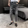 Jeans pour hommes gris Denim coréen petits pieds trous sauvages 2022 printemps été marque décontracté rue adolescents crayon pantalon