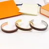 Brazaletes abiertos de cuero de lujo Pulseras Diseñador Letras Pulsera con dijes Europa América Brazalete Pareja Joyería